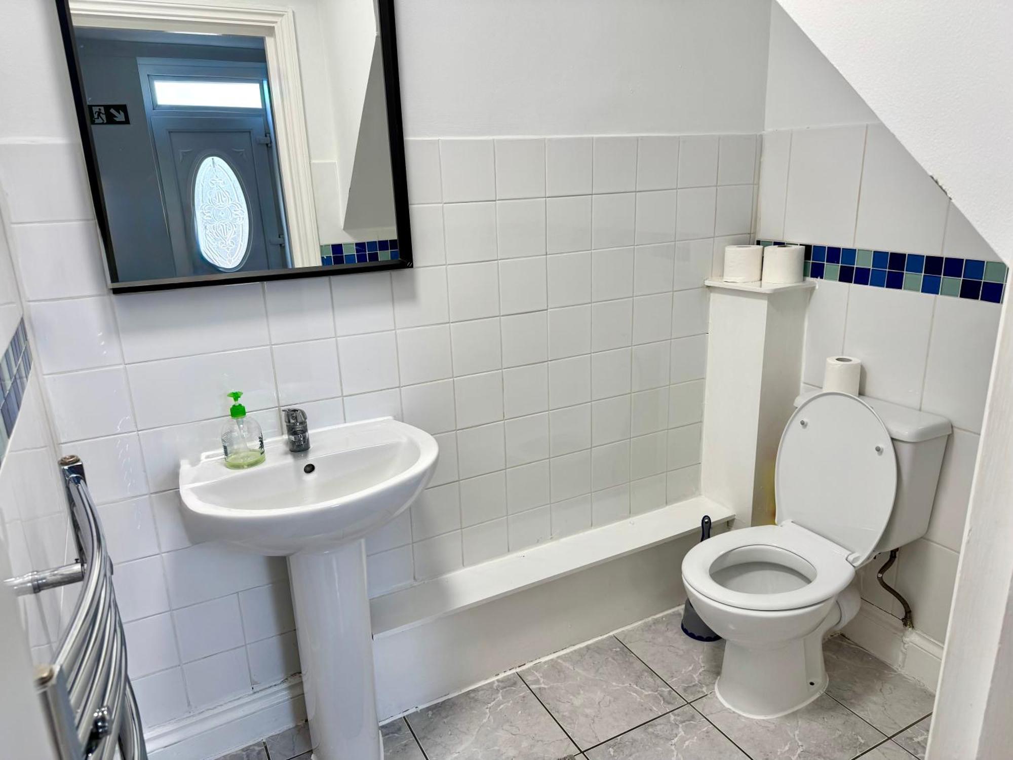 3 Bedrooms Spacious House, Separate Reception, 2 Full Bathrooms, Parking, Garden London Exteriör bild