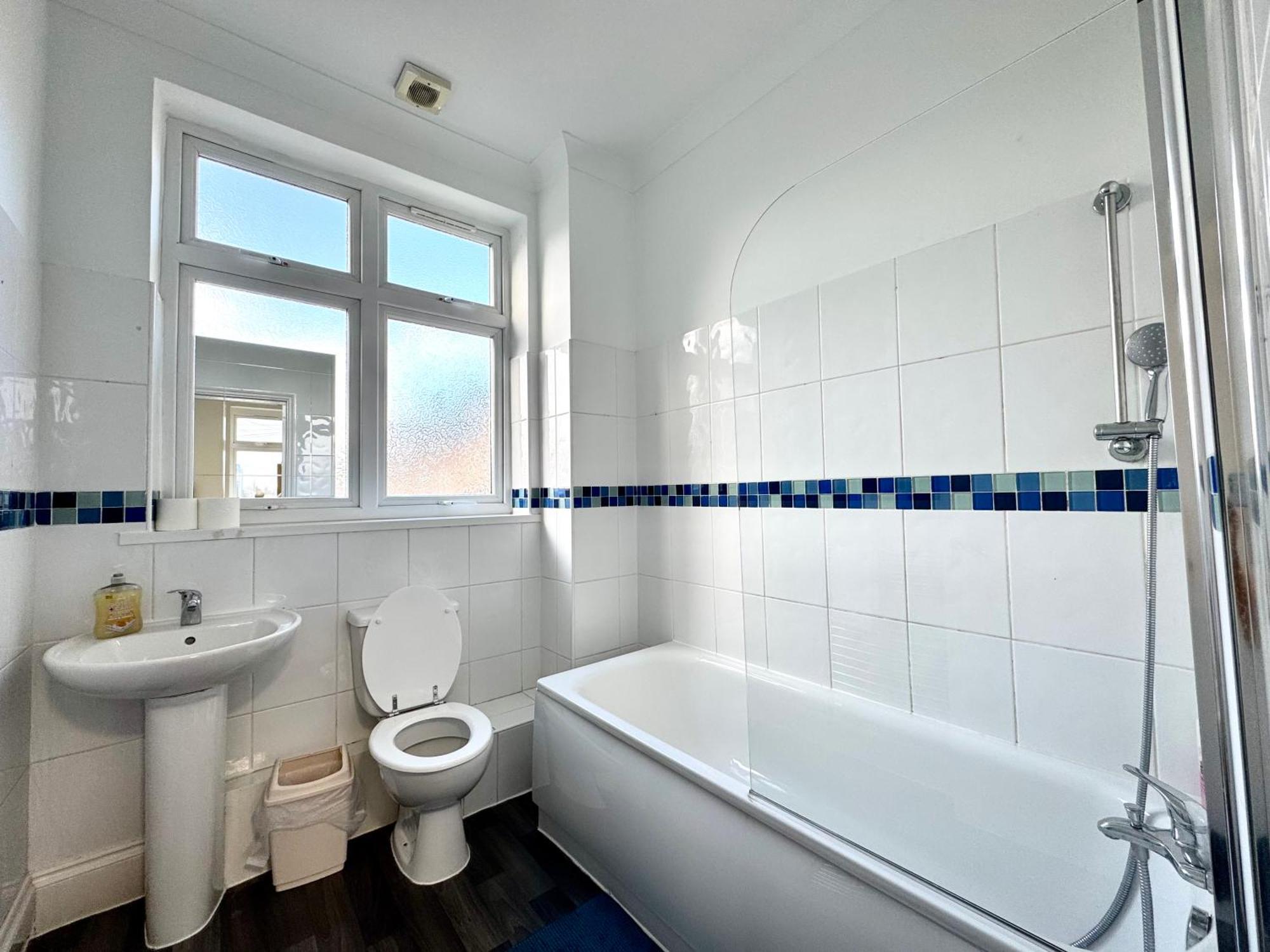 3 Bedrooms Spacious House, Separate Reception, 2 Full Bathrooms, Parking, Garden London Exteriör bild