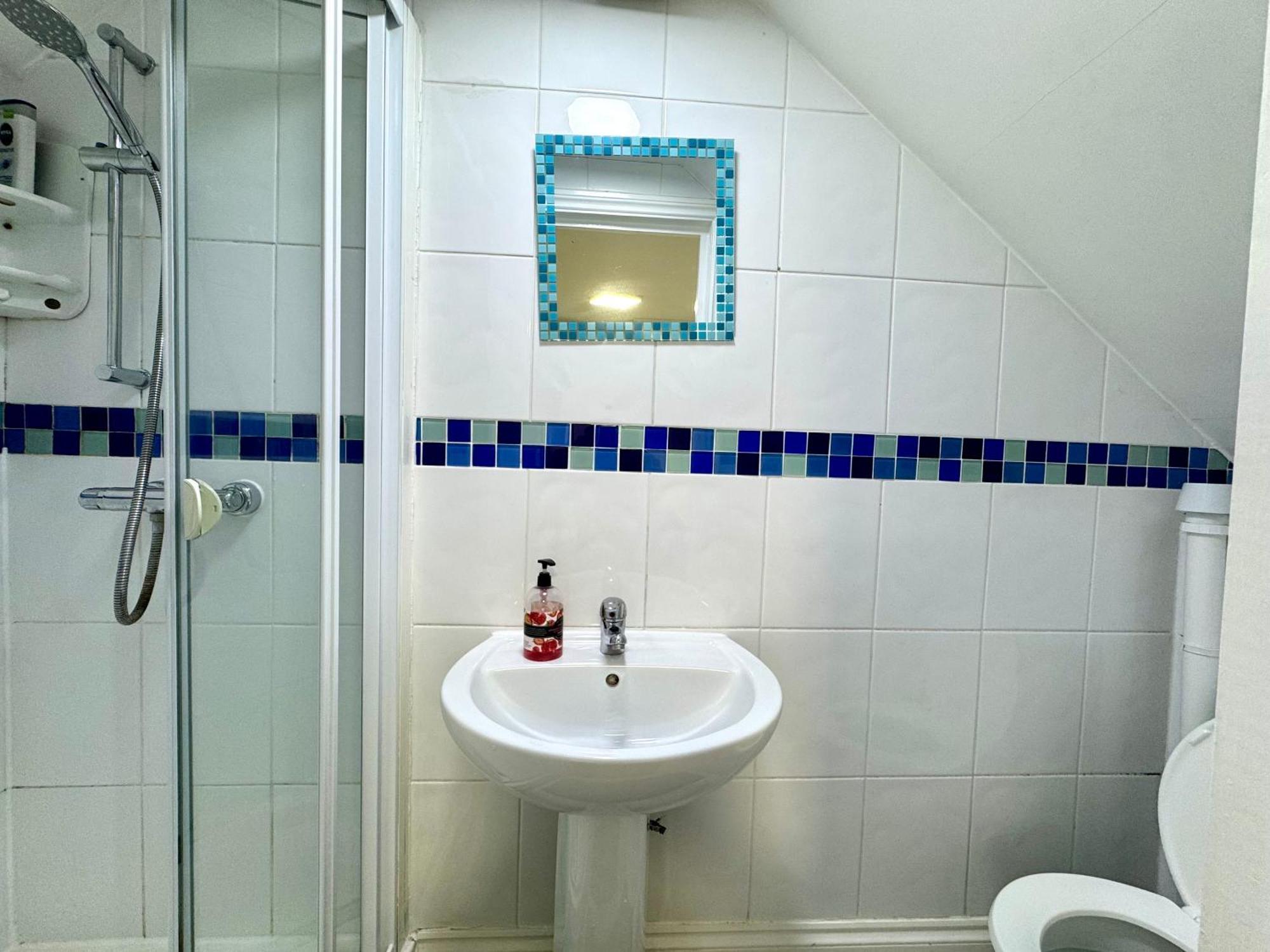 3 Bedrooms Spacious House, Separate Reception, 2 Full Bathrooms, Parking, Garden London Exteriör bild