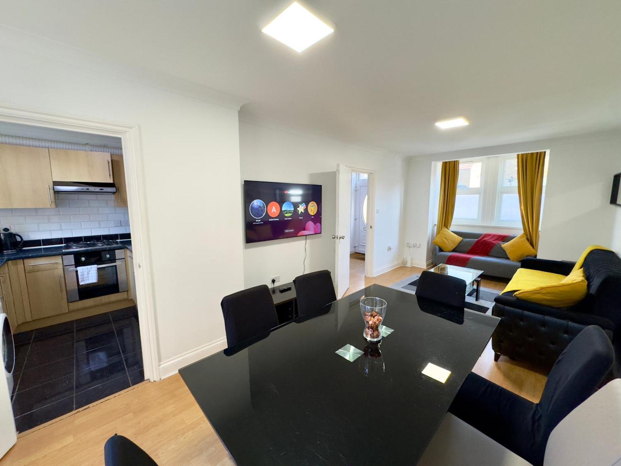 3 Bedrooms Spacious House, Separate Reception, 2 Full Bathrooms, Parking, Garden London Exteriör bild